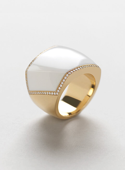Anello di design dalla forma squadrata in oro rosa, contorno di diamanti e kogolong, Regala i gioielli della collezione Vie Privée, linea Charme