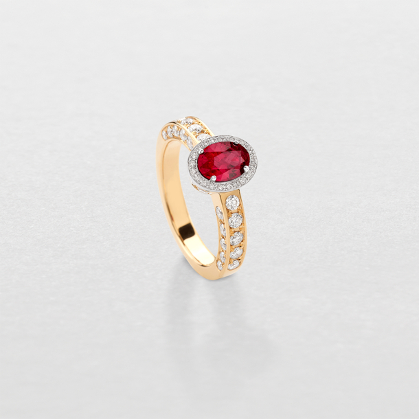 anello in oro bianco, rosa, diamanti e rubino