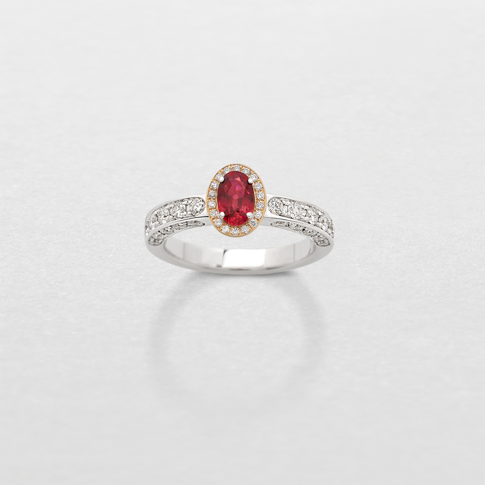 anello in oro bianco, rosa, diamanti e rubino