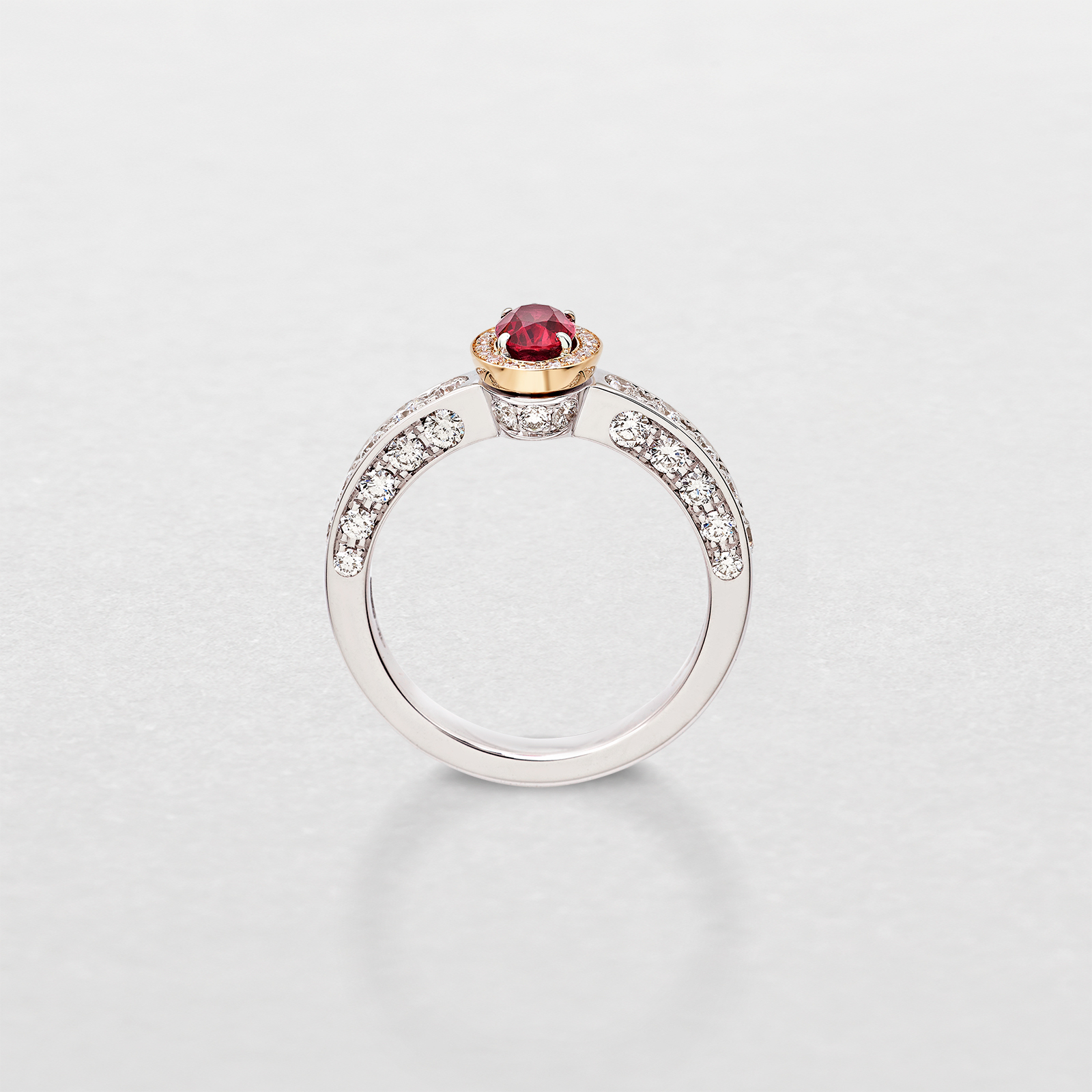 anello in oro bianco, rosa, diamanti e rubino