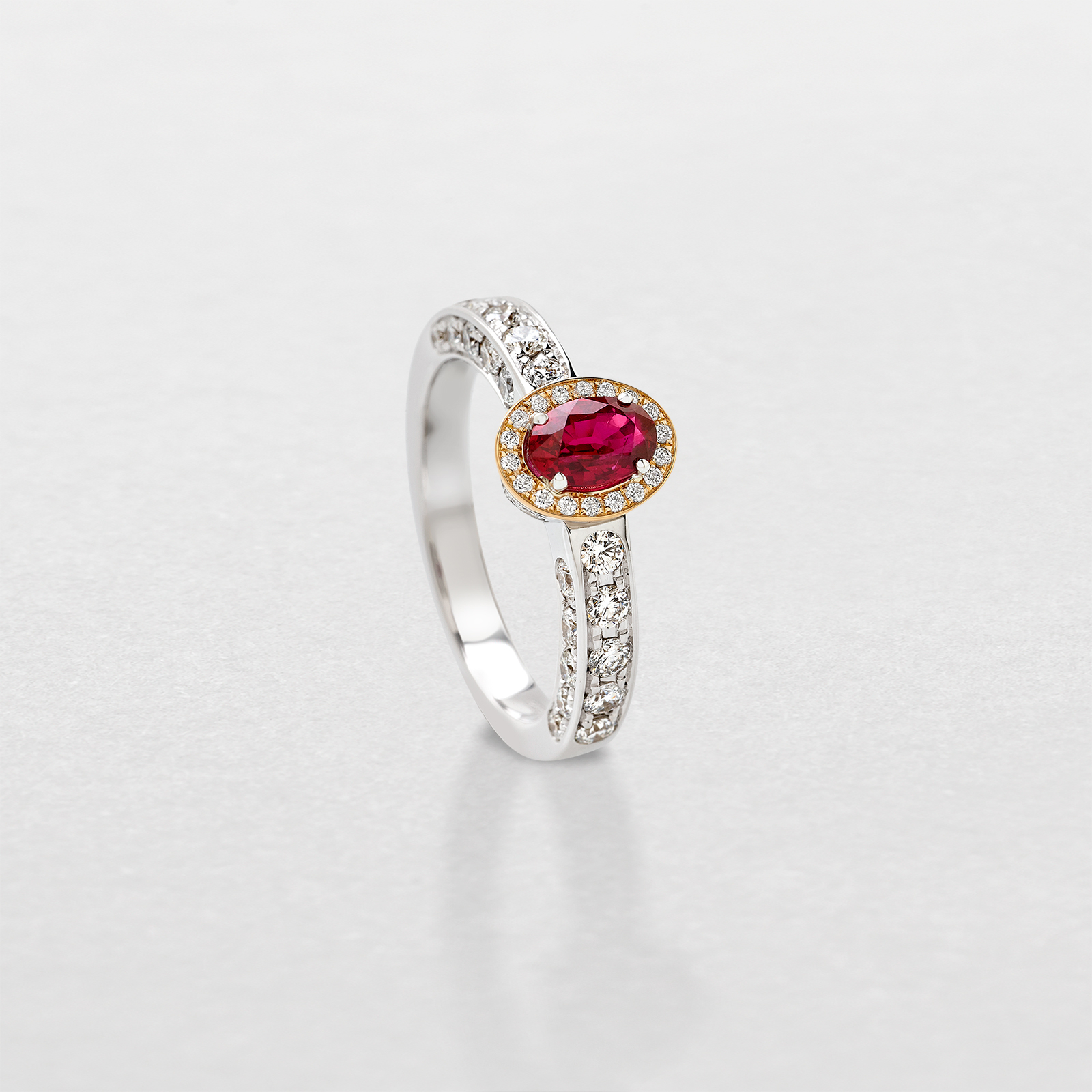 anello in oro bianco, rosa, diamanti e rubino