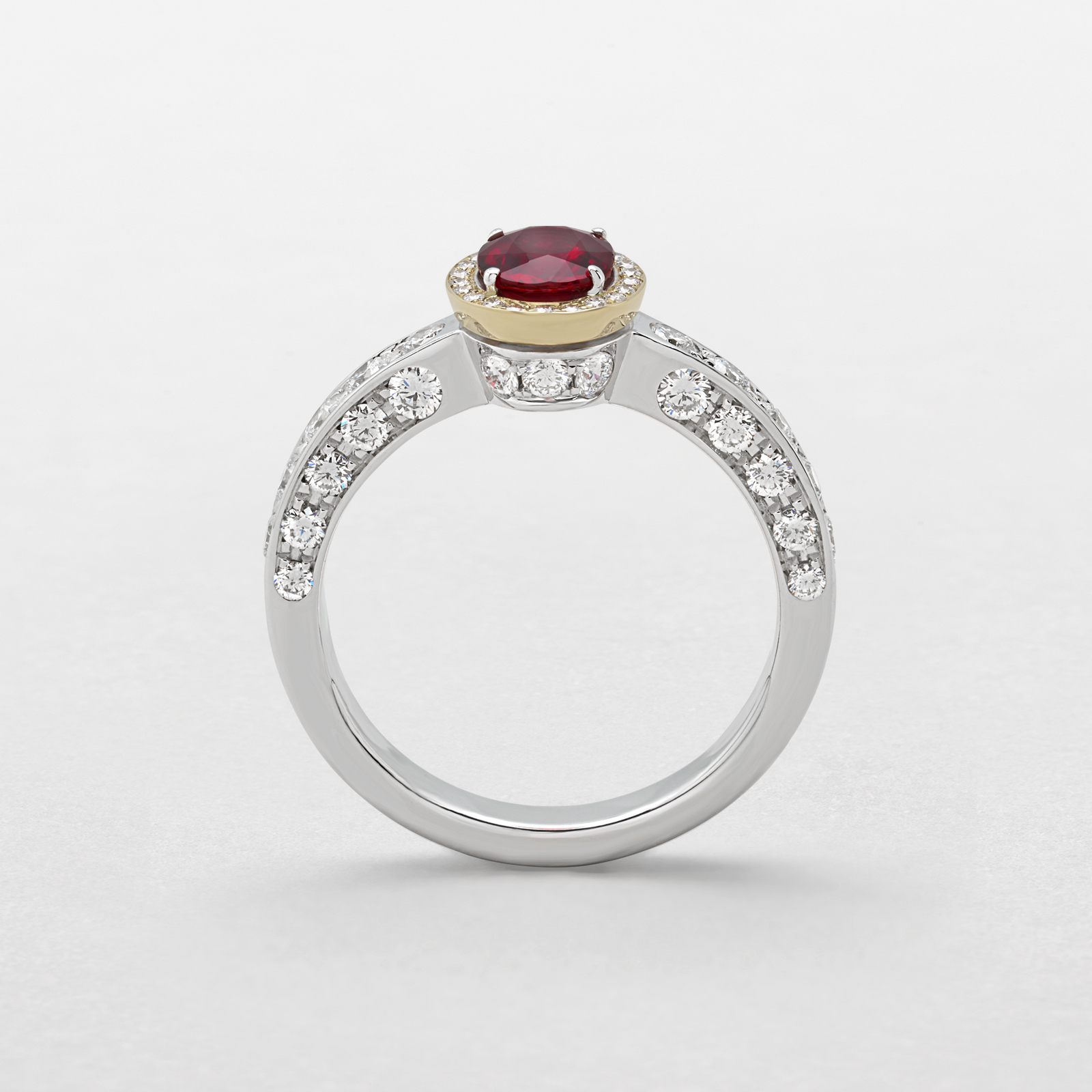 anello in oro bianco, rosa, diamanti e rubino