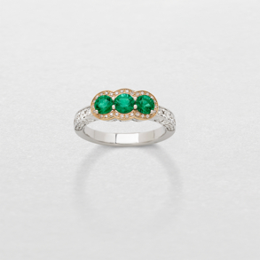 anello in oro bianco, rosa, diamanti e smeraldi