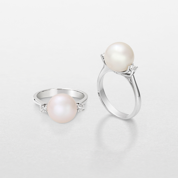 anello in oro bianco, diamanti e perla