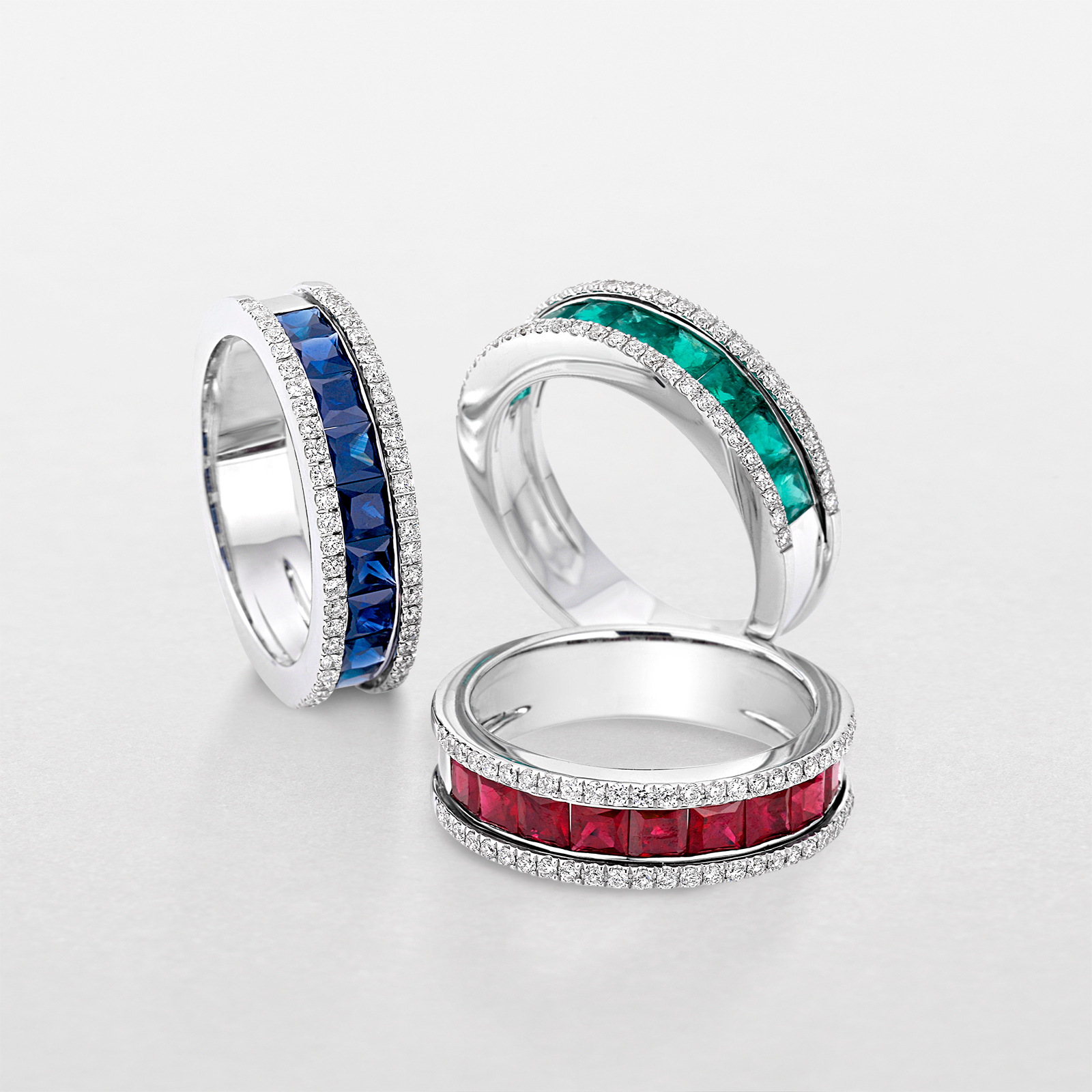 anello in oro bianco, diamanti  e pietre colore