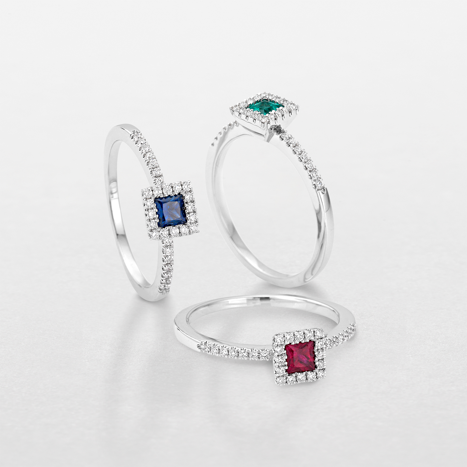 anello in oro bianco, diamanti  e pietre colore