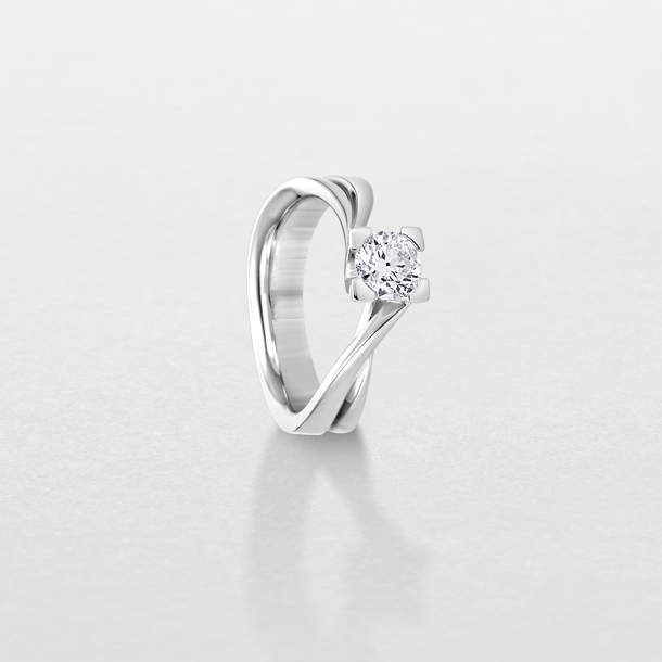 anello in oro bianco e diamanti