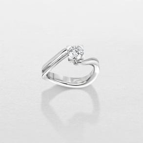 anello in oro bianco e diamanti