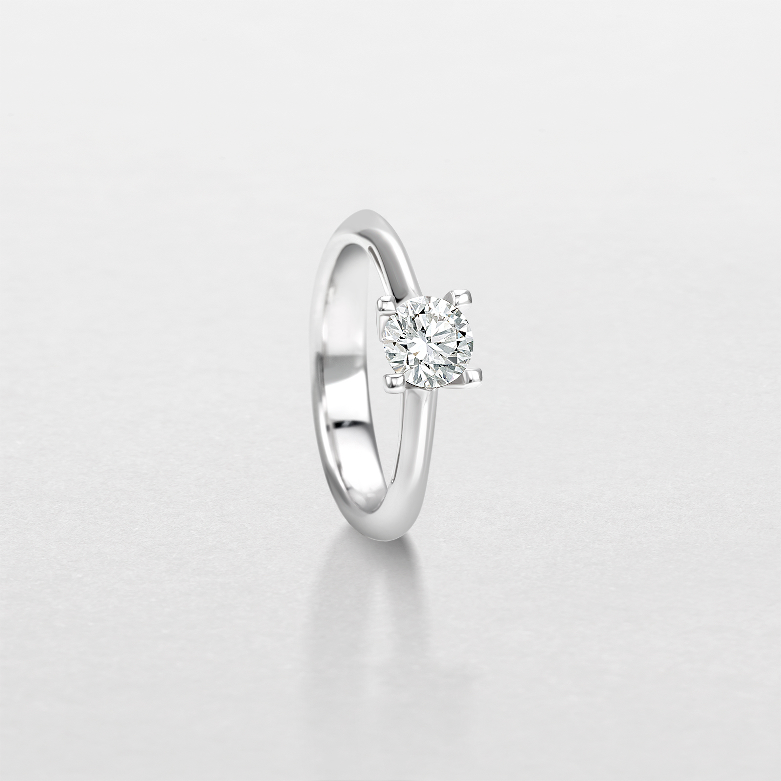 anello in oro bianco e diamanti