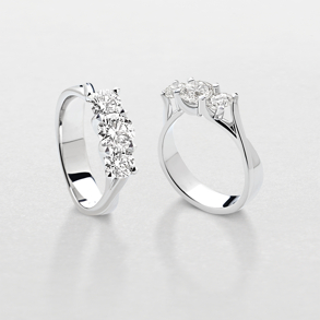 anello in oro bianco e diamanti