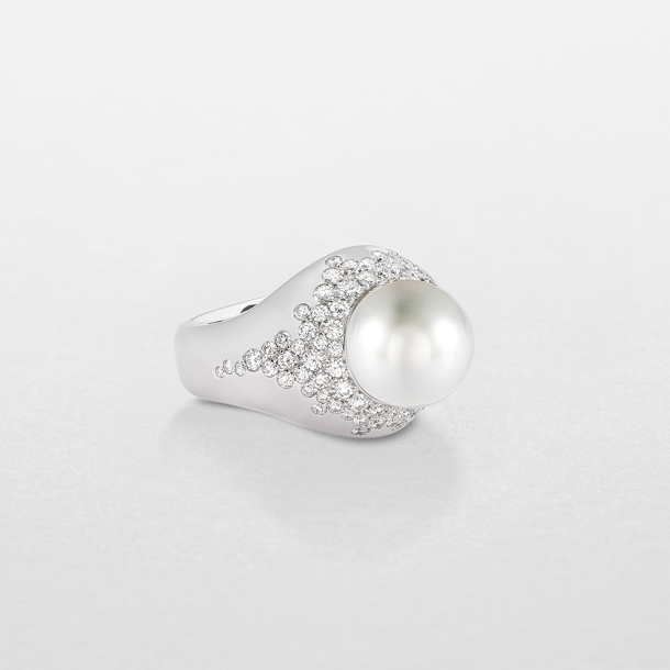anello in oro bianco, perla e diamanti