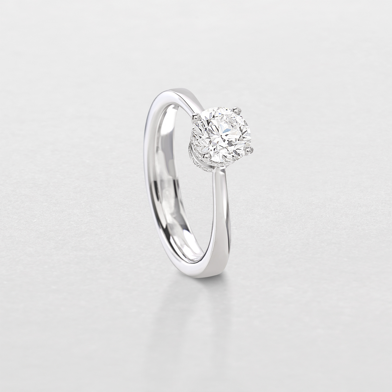 anello in oro bianco e diamanti