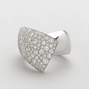 anello in oro bianco e diamanti