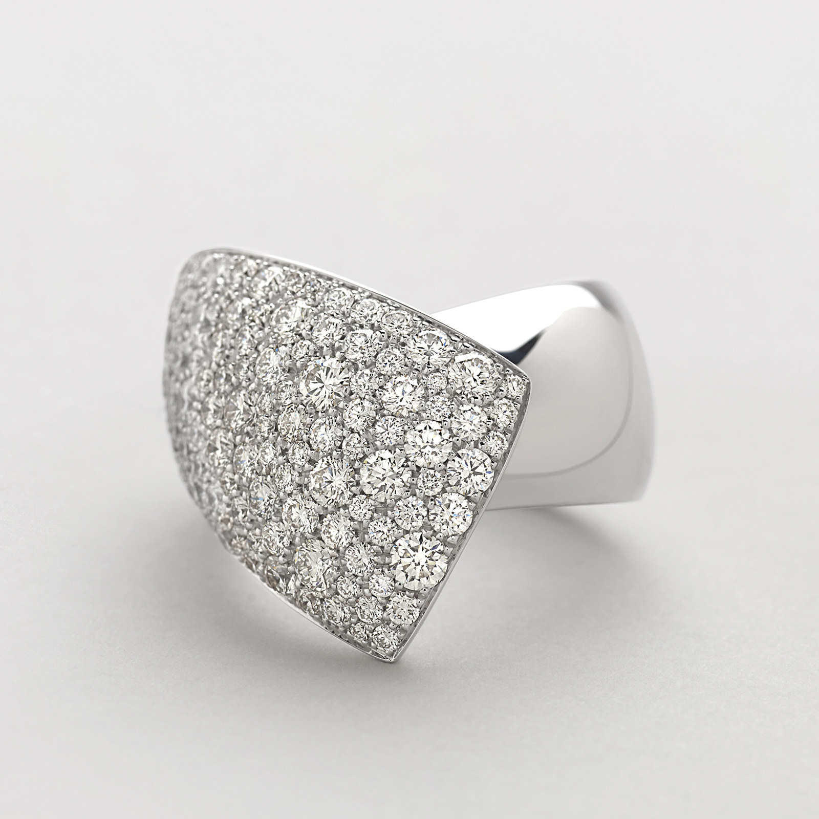 anello in oro bianco e diamanti