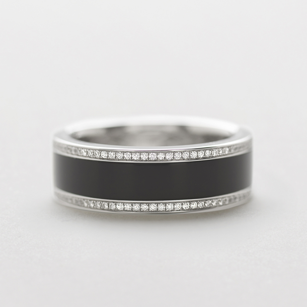 anello in oro bianco, onice e diamanti