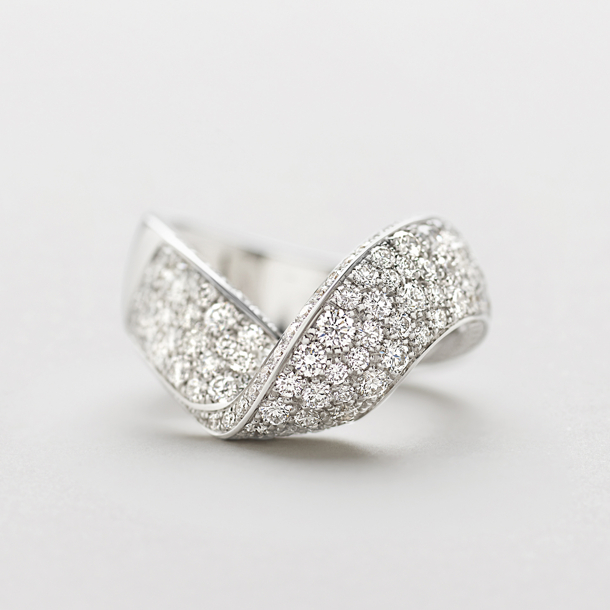 anello in oro bianco e diamanti