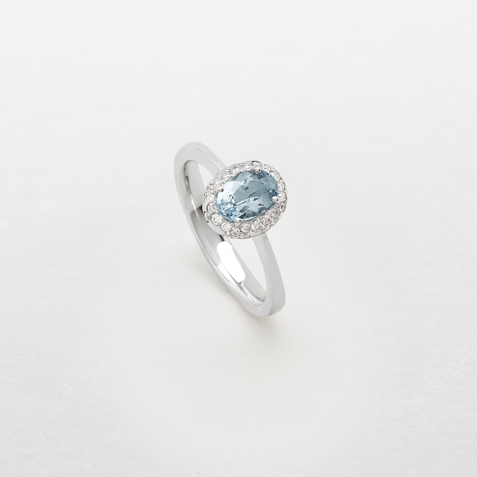 anello in oro bianco, diamanti e acquamarina