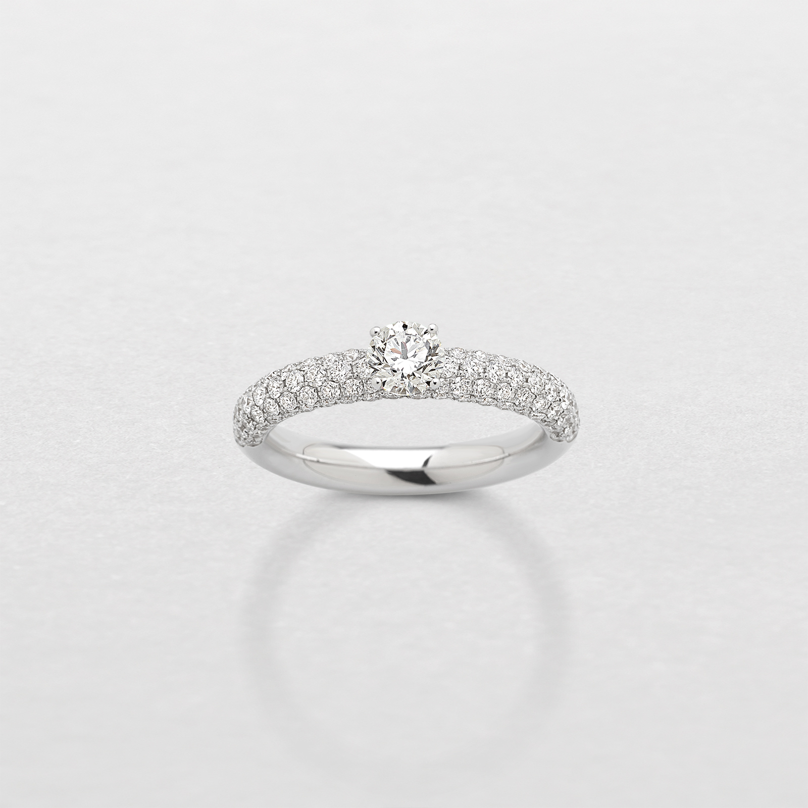 anello in oro bianco e diamanti