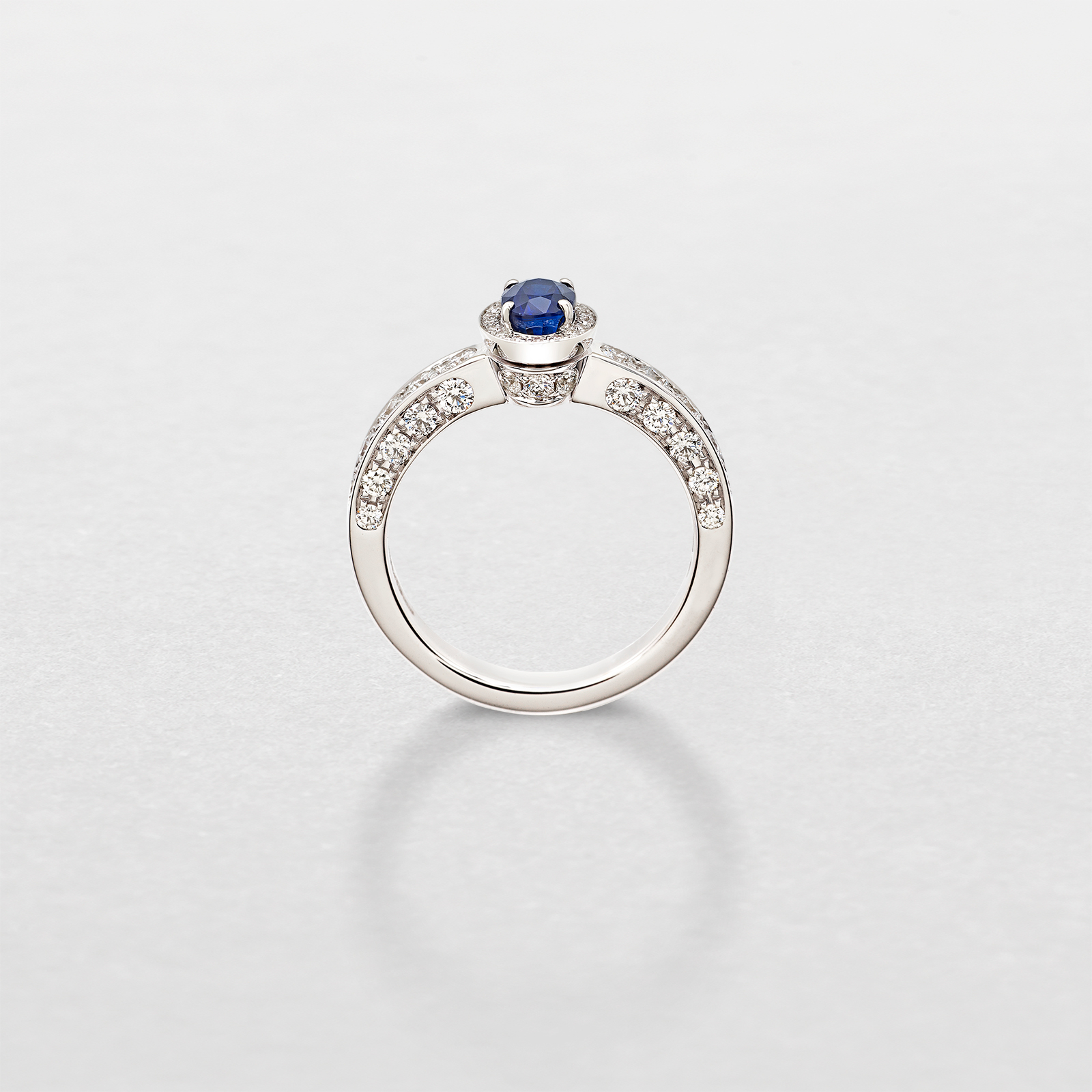 anello in oro bianco, diamanti e zaffiro