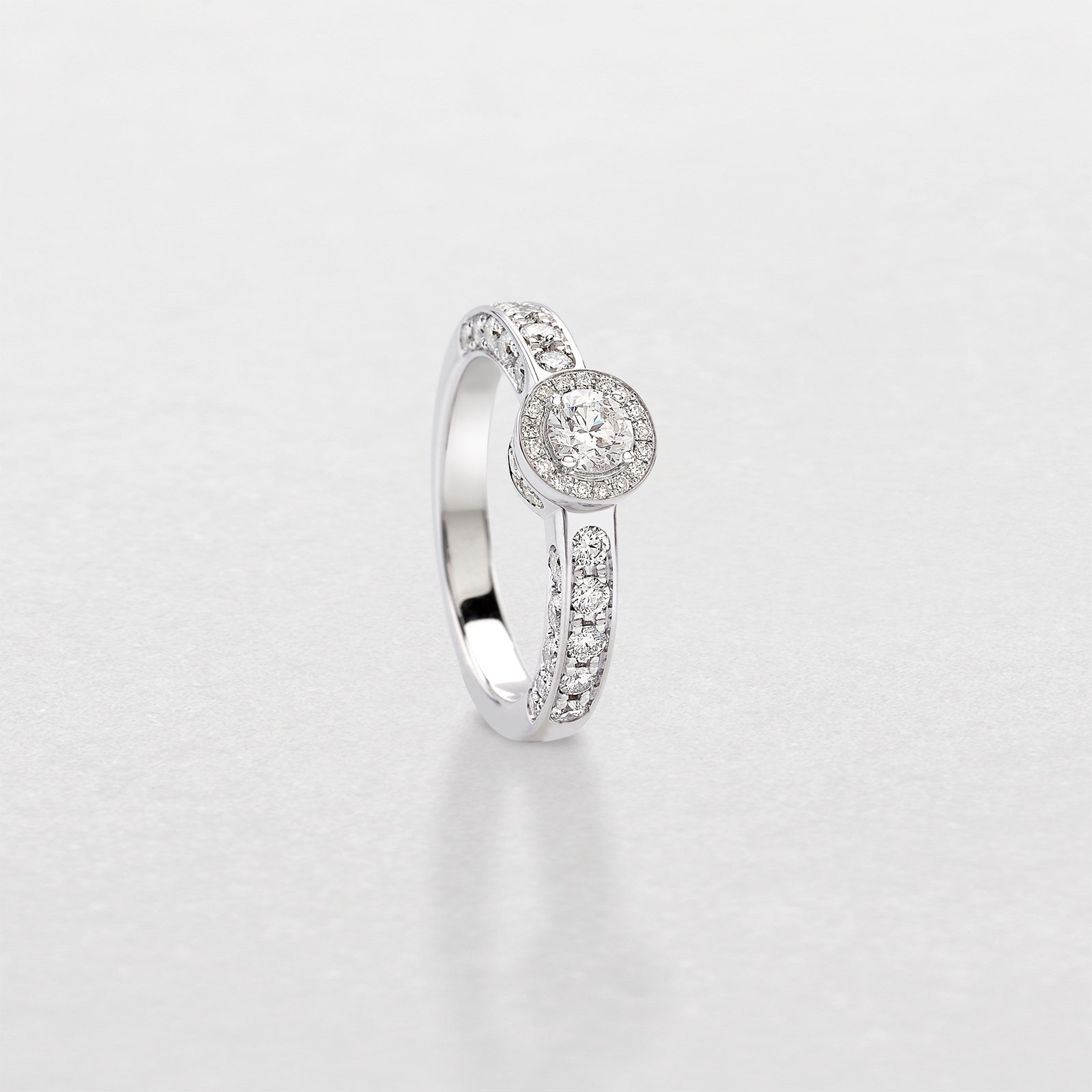 anello in oro bianco e diamanti