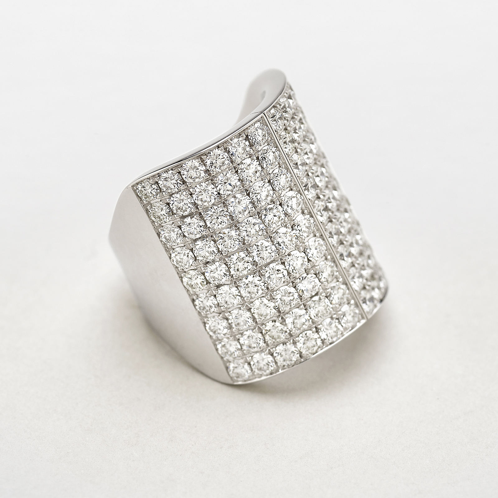 anello in oro bianco e diamanti