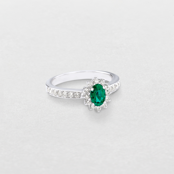 anello in oro bianco, diamanti e smeraldo
