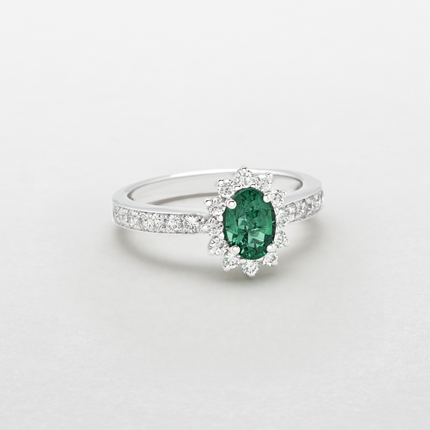 anello in oro bianco, diamanti e smeraldo