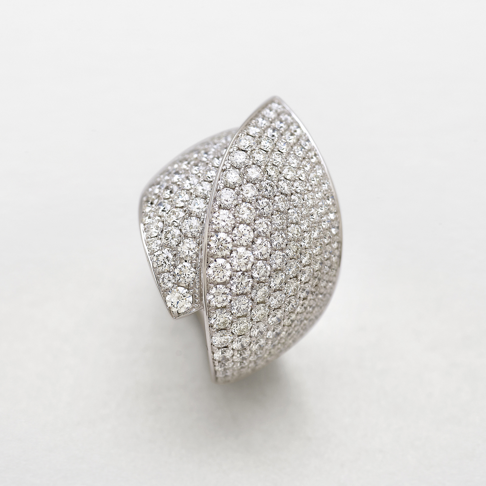 anello in oro bianco e diamanti