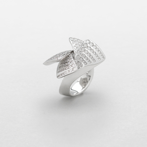 anello in oro bianco e diamanti