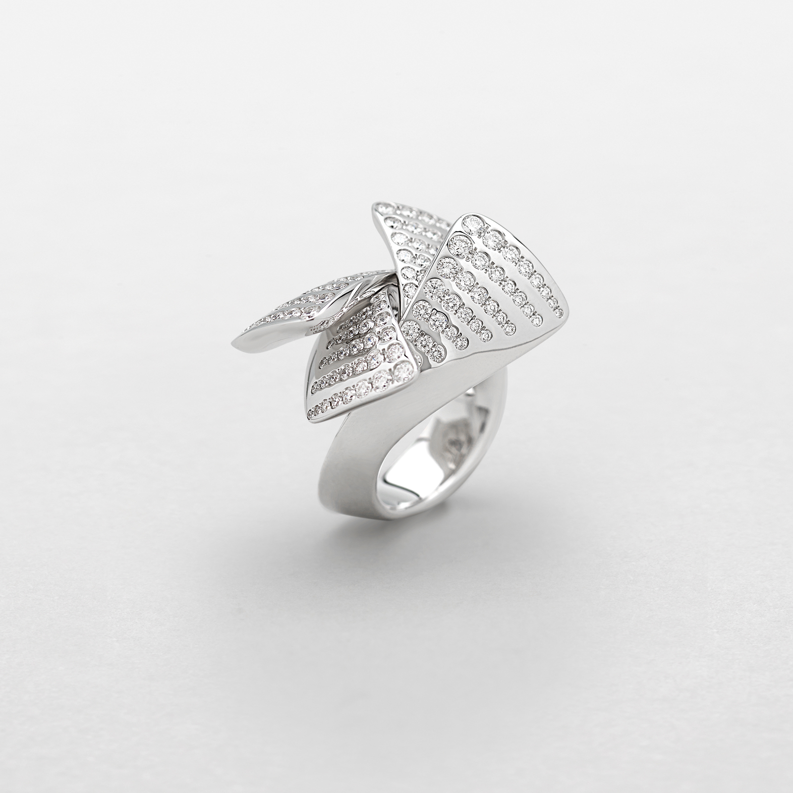 anello in oro bianco e diamanti