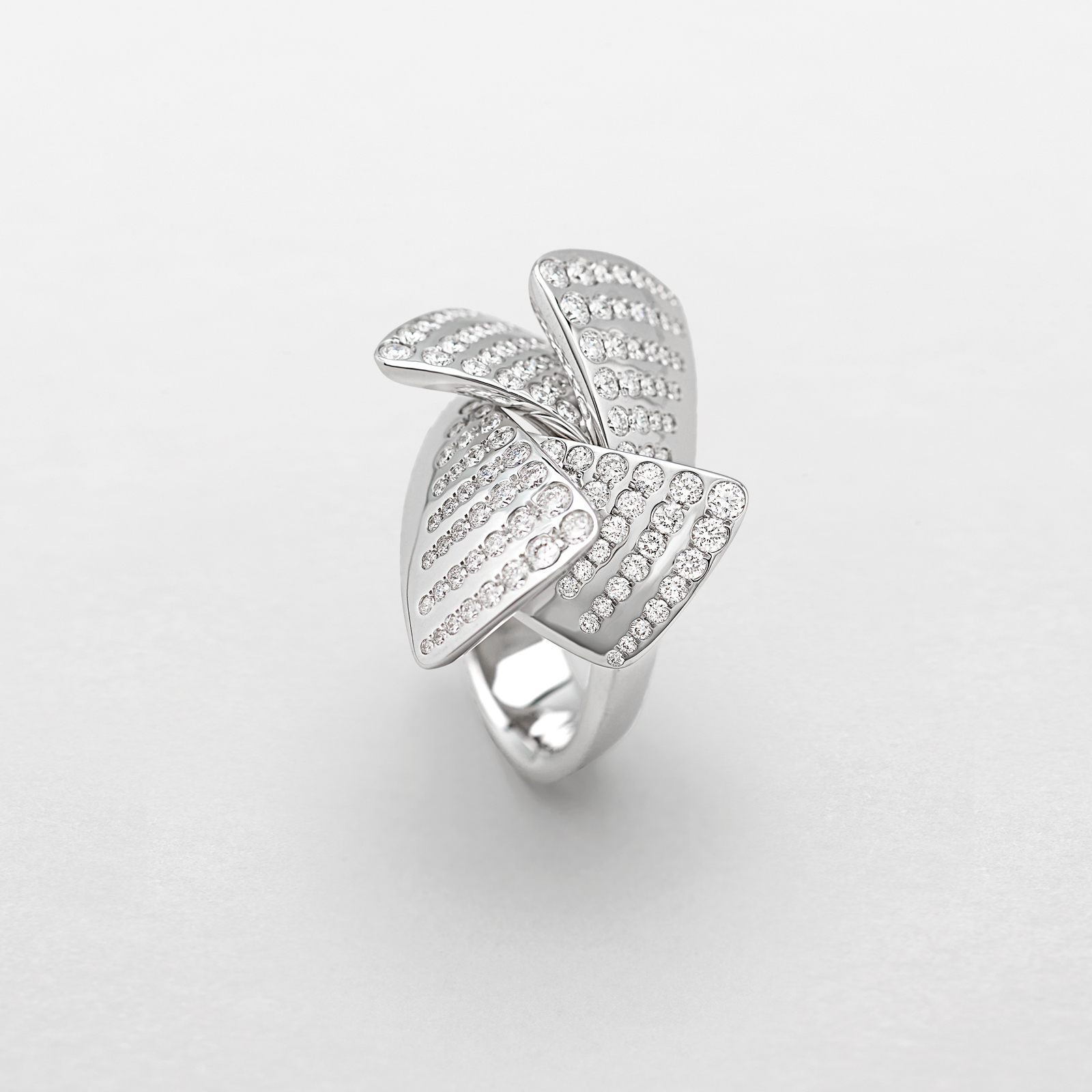 anello in oro bianco e diamanti