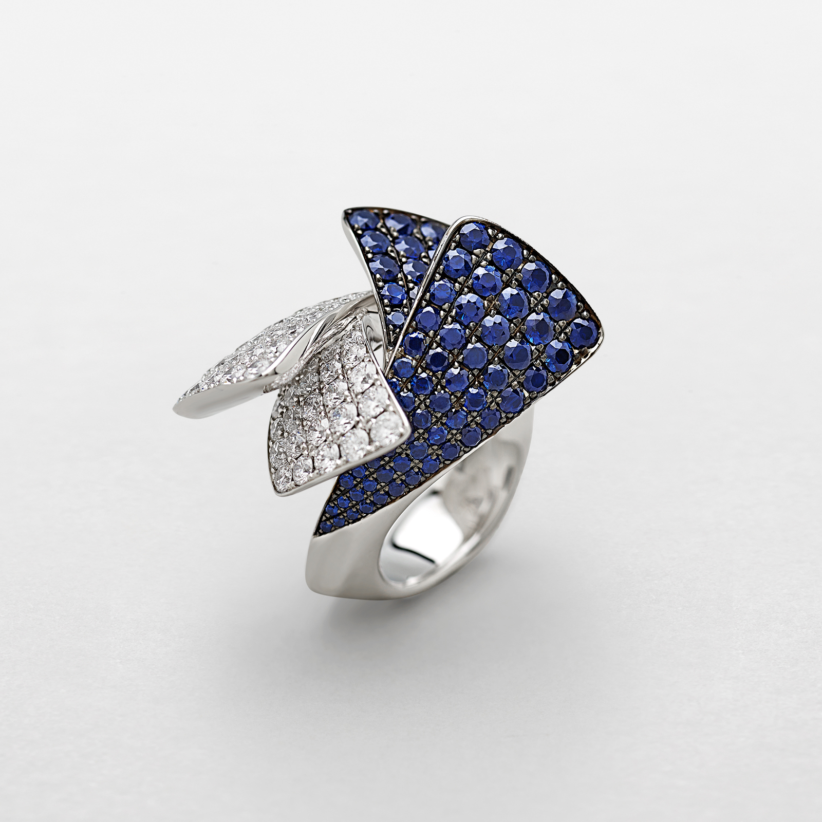 anello in oro bianco, diamanti e zaffiri