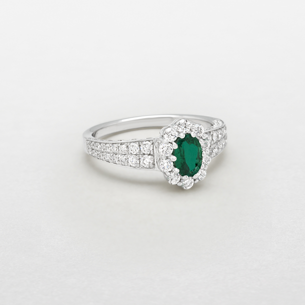 anello in oro bianco, diamanti e smeraldo