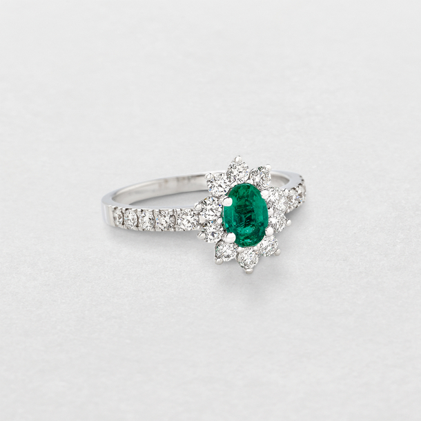 anello in oro bianco, diamanti e smeraldo