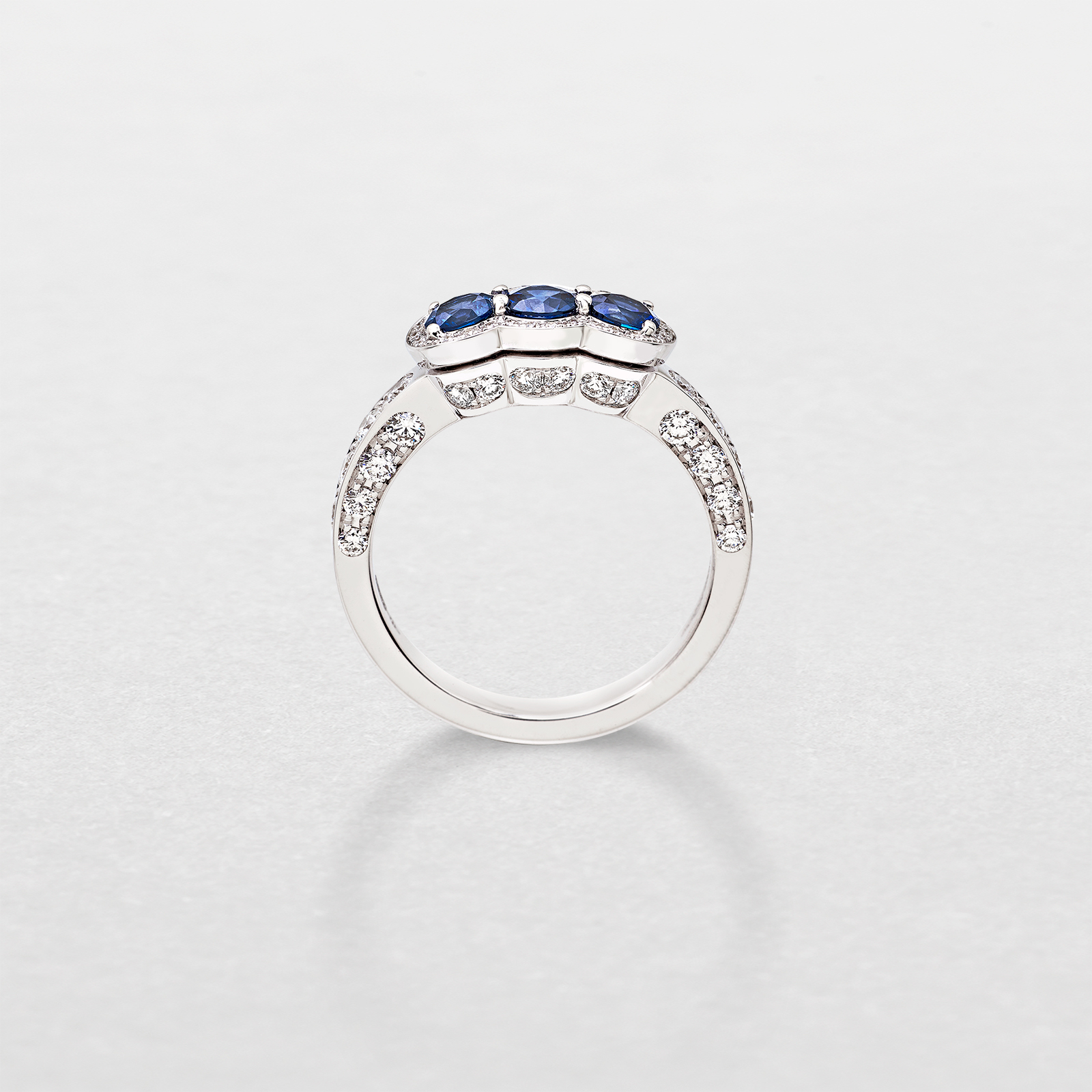 anello in oro bianco, diamanti e zaffiri