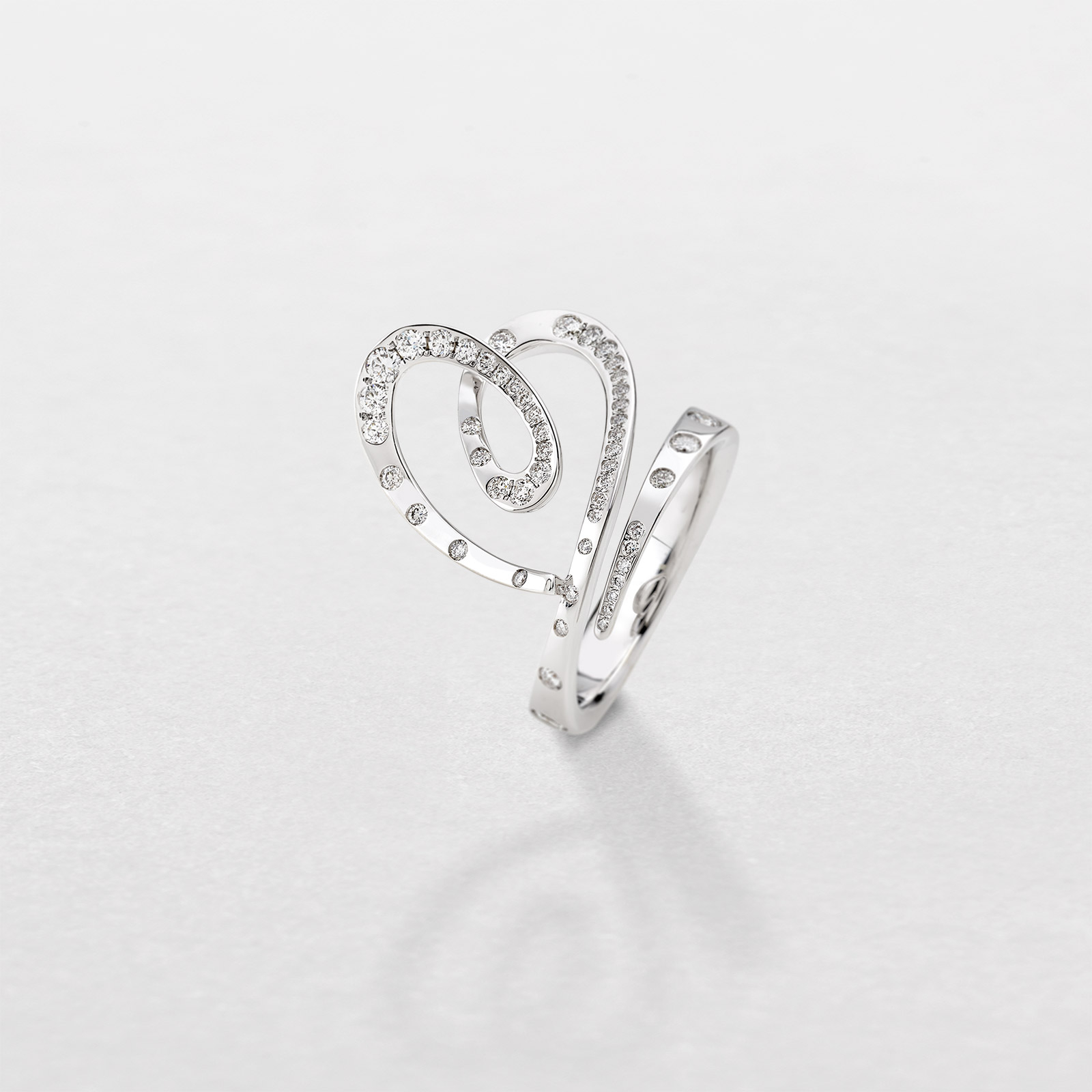 anello in oro bianco e diamanti