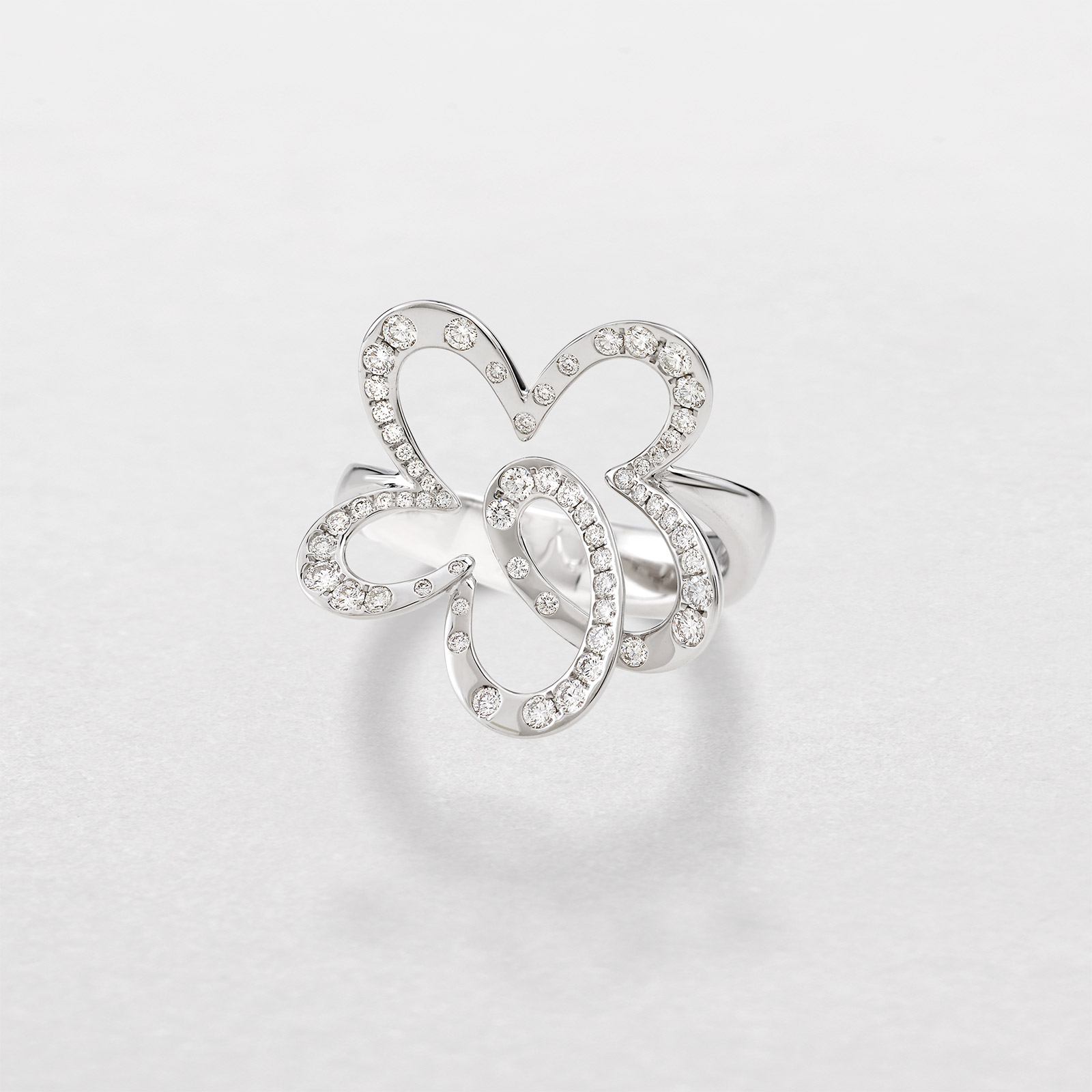 anello in oro bianco e diamanti