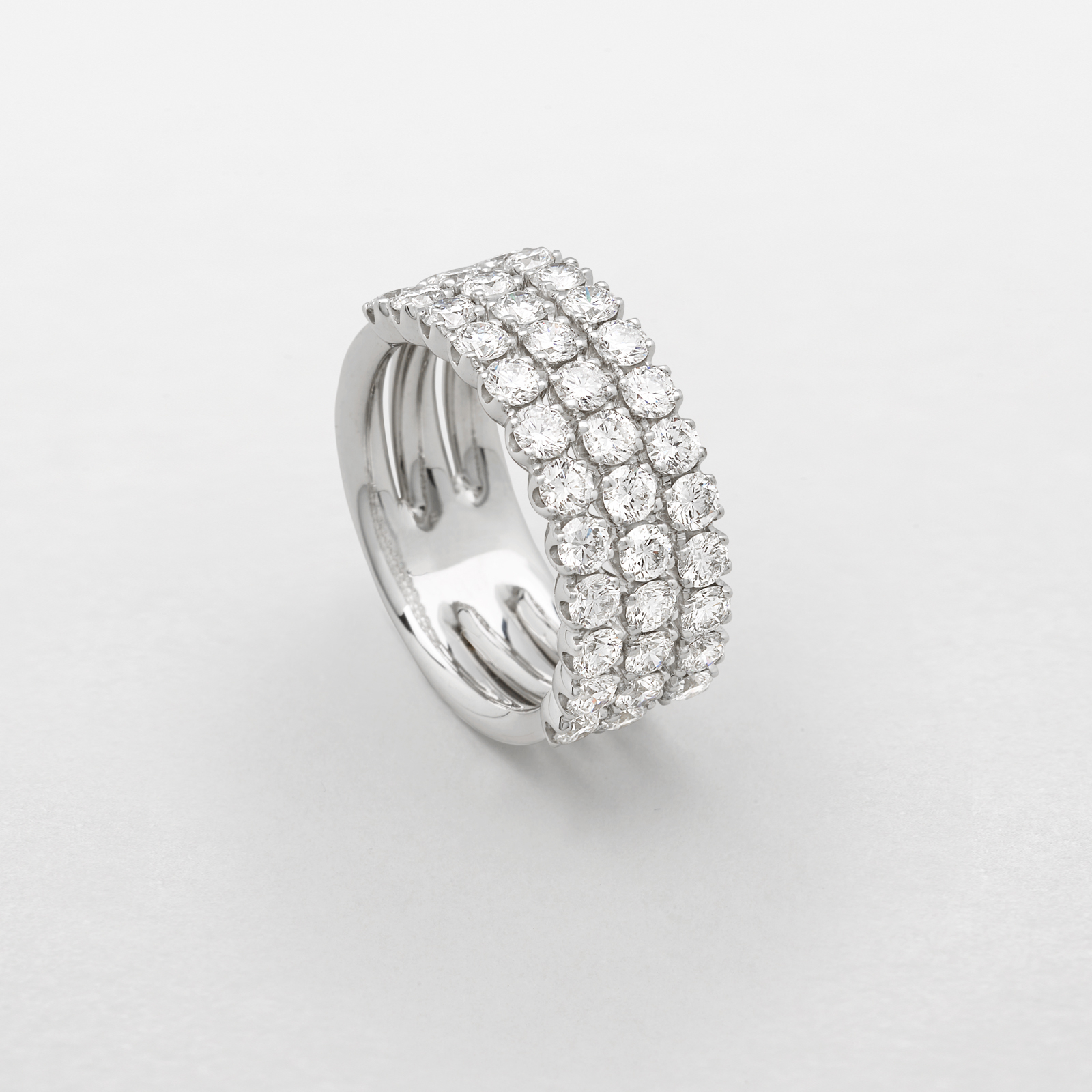 anello in oro bianco e diamanti