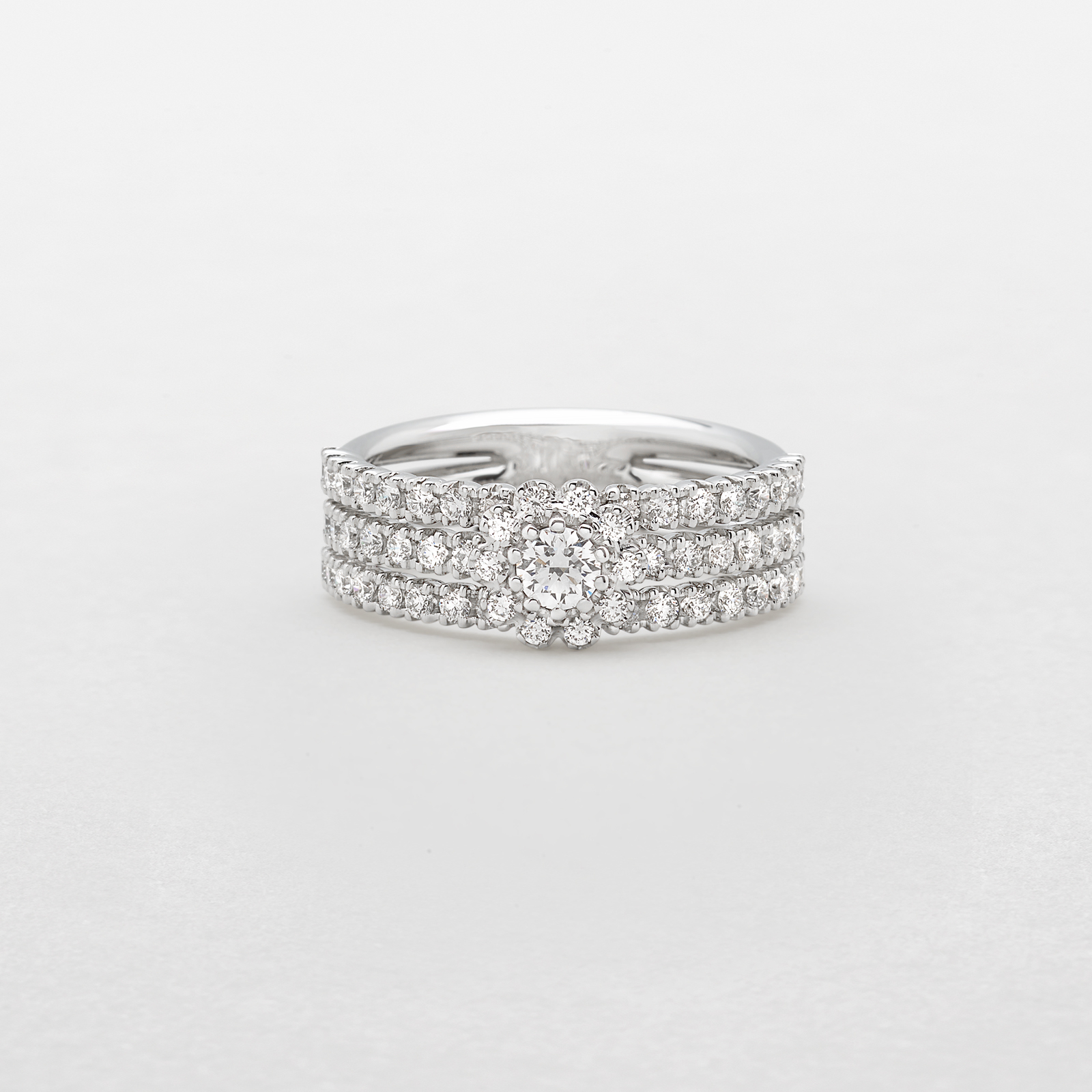 anello in oro bianco e diamanti