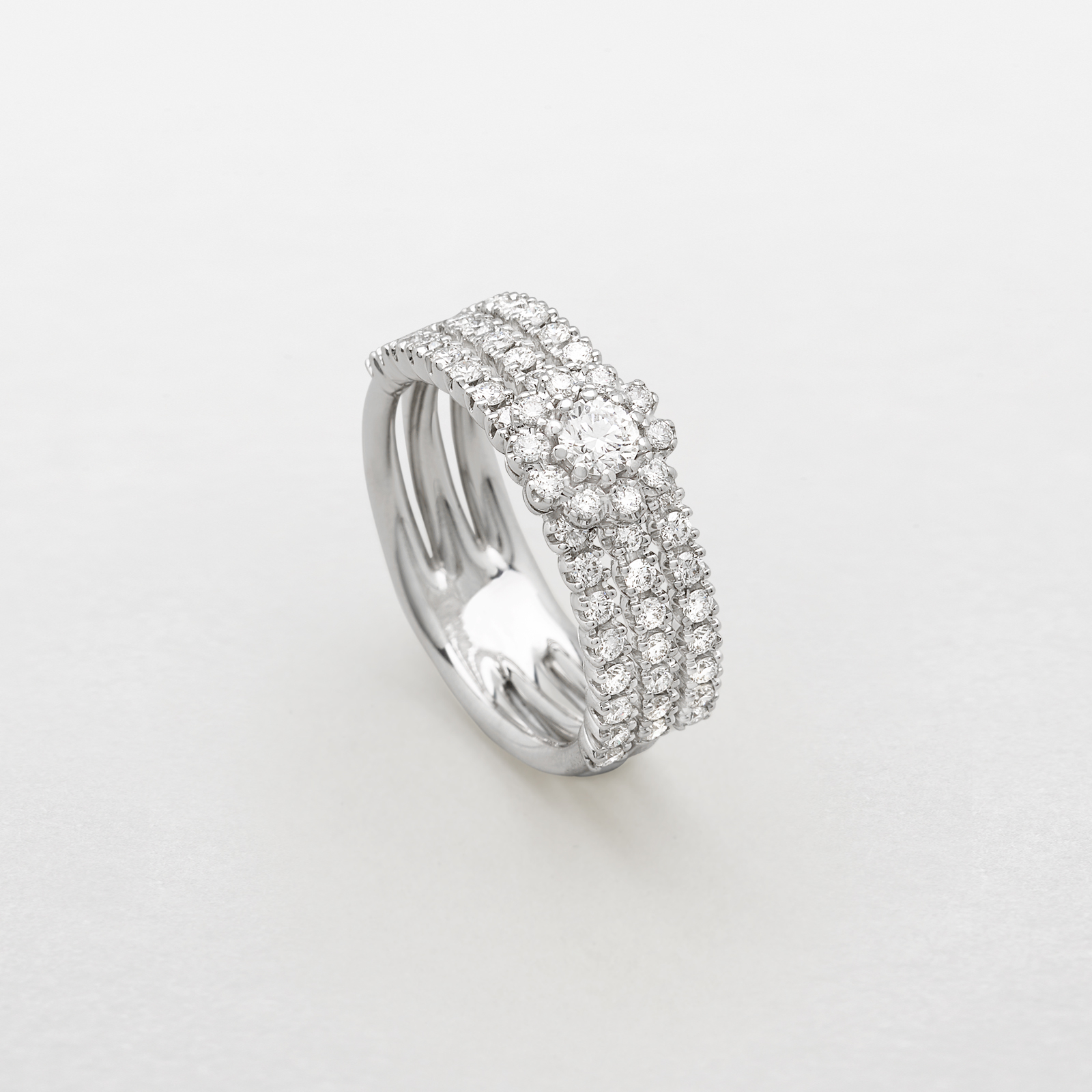 anello in oro bianco e diamanti