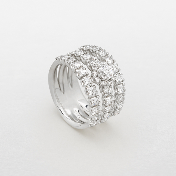 anello in oro bianco e diamanti