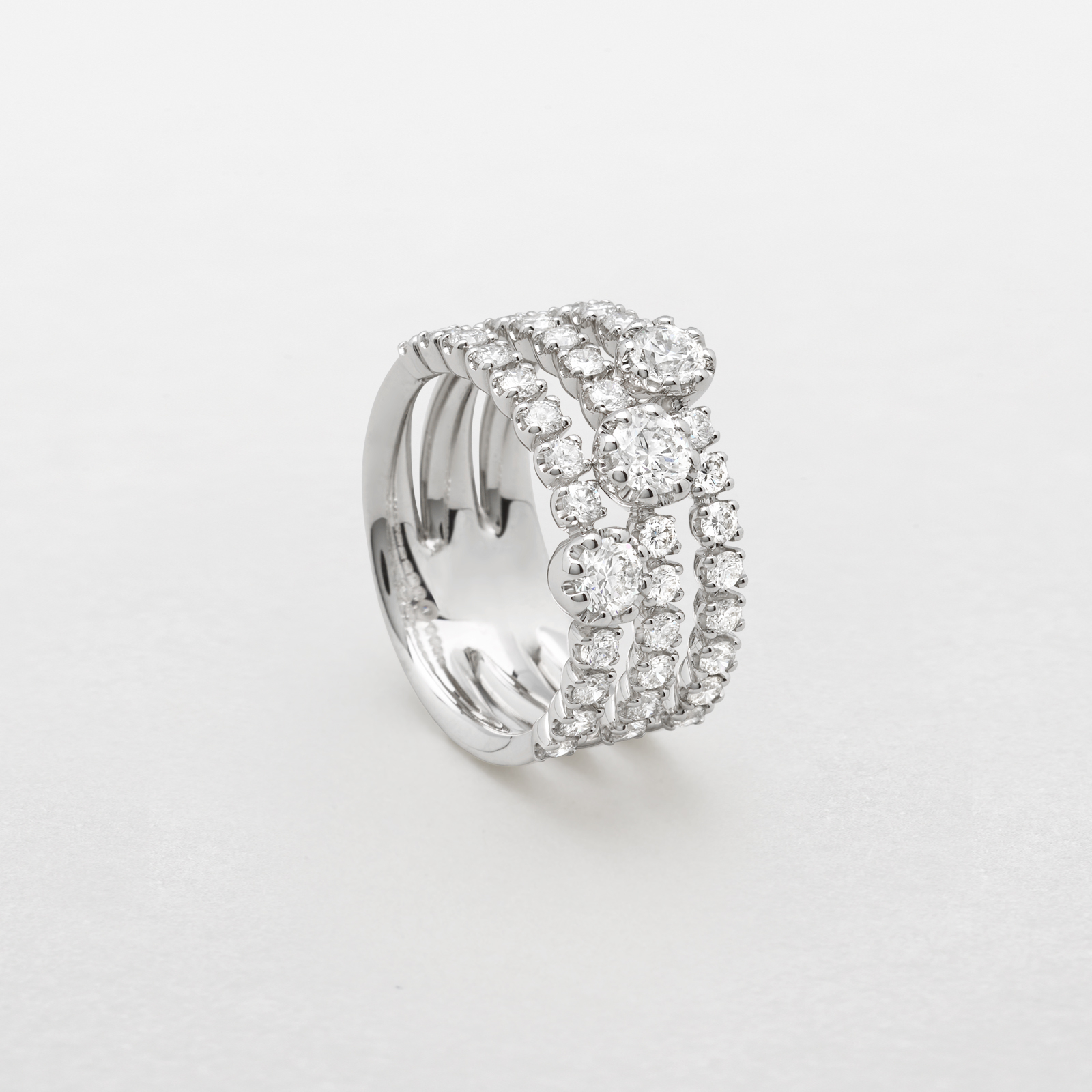 anello in oro bianco e diamanti