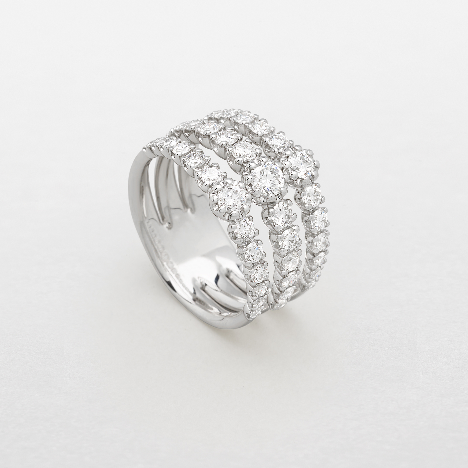 anello in oro bianco e diamanti