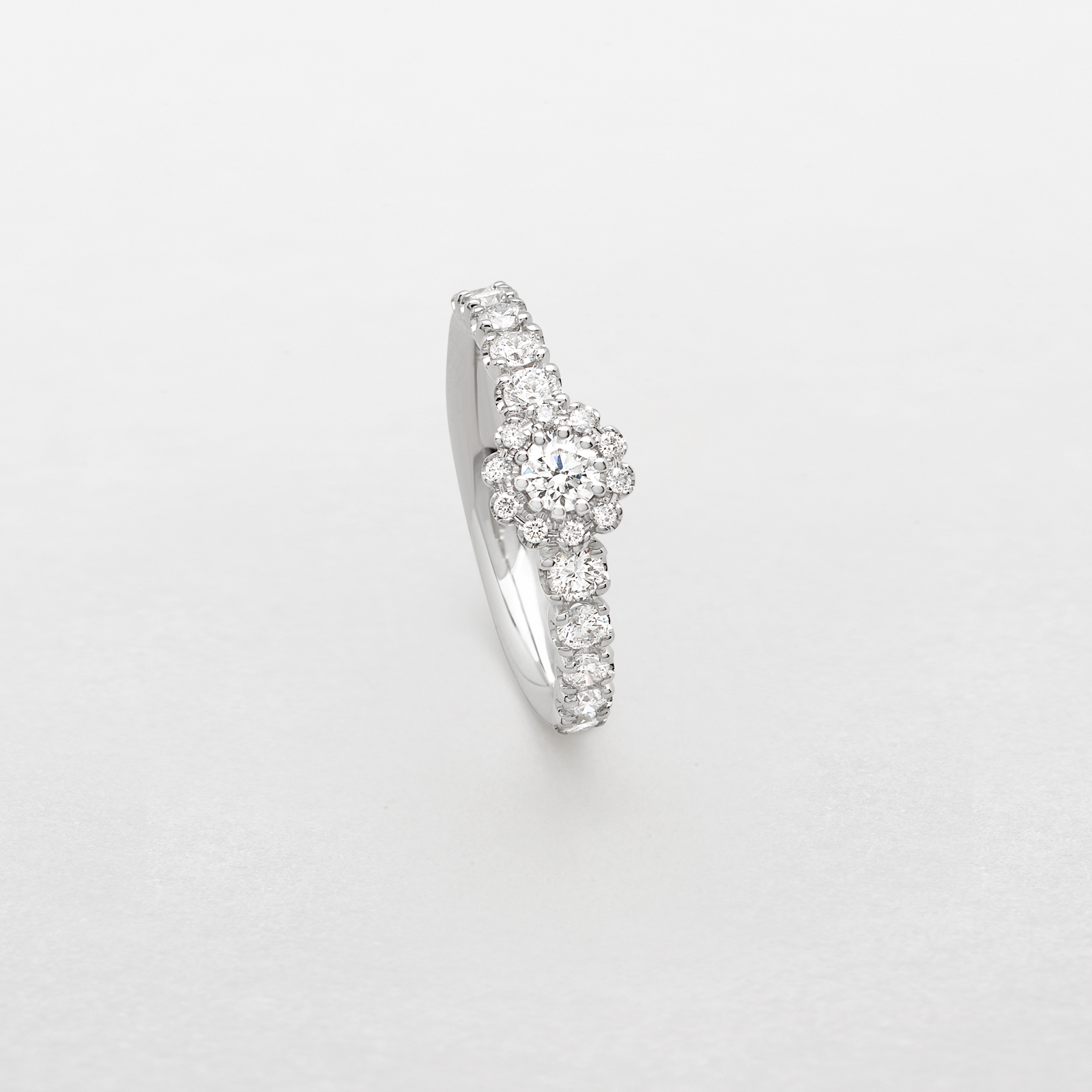 anello in oro bianco e diamanti