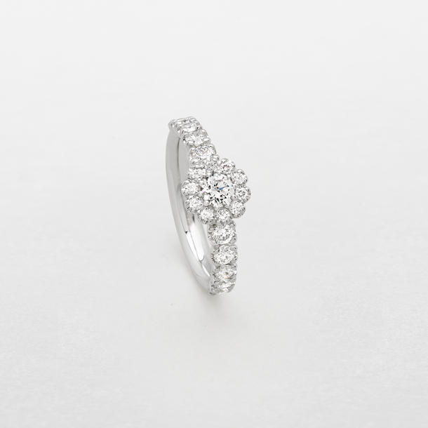 anello in oro bianco e diamanti