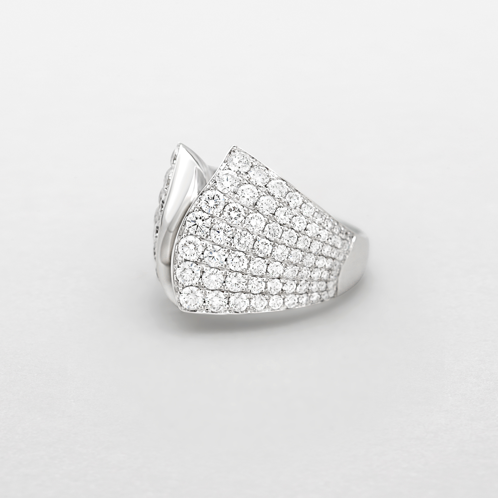 anello in oro bianco e diamanti