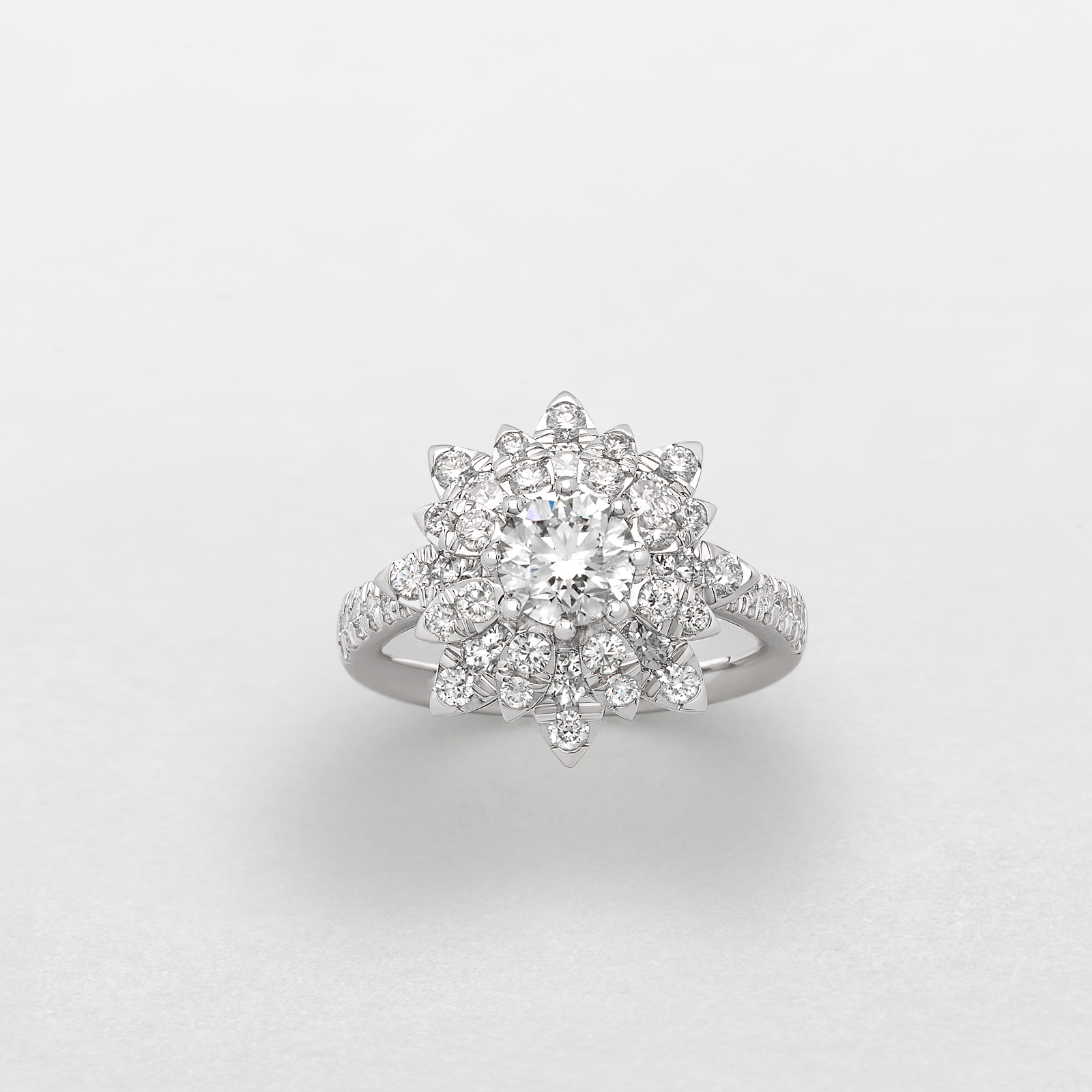 anello in oro bianco e diamanti