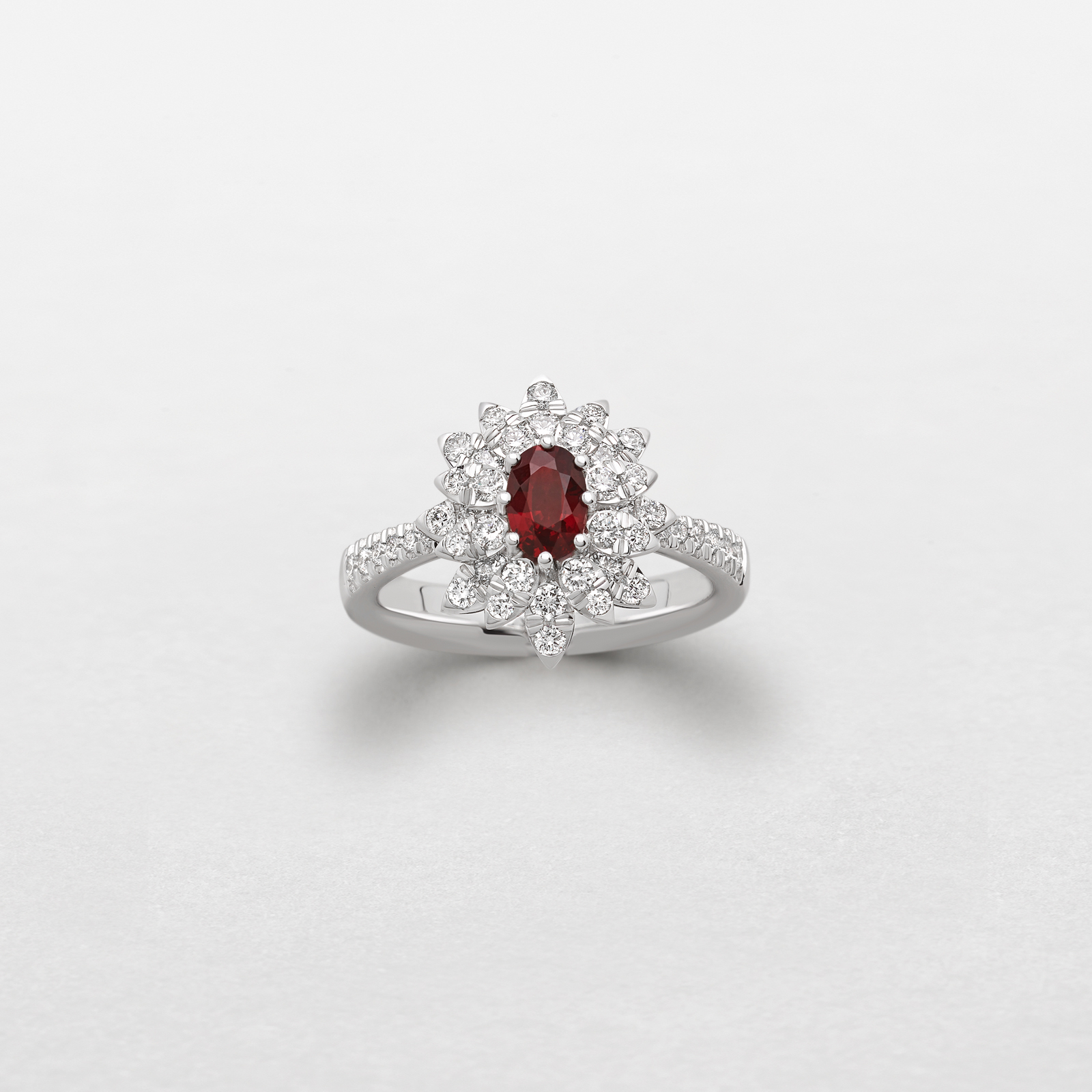 anello in oro bianco, diamanti e rubino