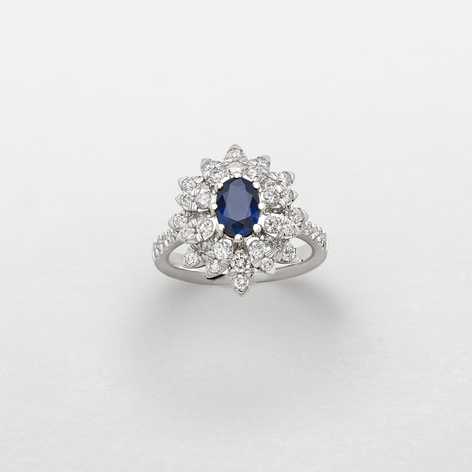 anello in oro bianco, diamanti e zaffiro