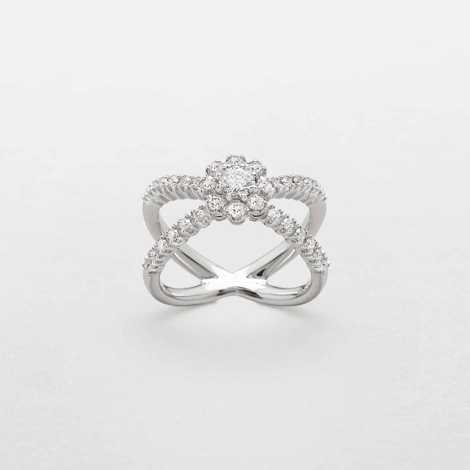 anello in oro bianco e diamanti